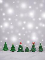 Navidad árbol con brillante ligero para Navidad y nuevo año Días festivos fondo, invierno estación, que cae nieve, Copiar espacio para Navidad y nuevo año Días festivos saludo tarjeta. foto
