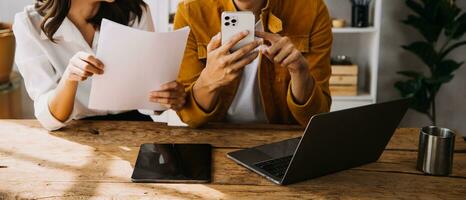 empresario empresario asiático y mujer de negocios discutiendo un nuevo proyecto de negocios en tableta en una reunión moderna en una oficina moderna, concepto casual de negocios asiáticos. foto