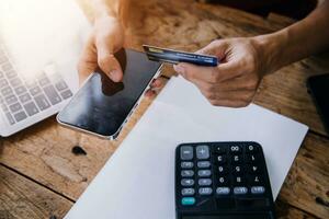 mujer de negocios manos participación cradit tarjeta y utilizando crédito tarjeta en línea compras. en línea compras concepto foto