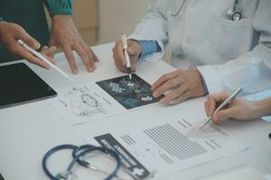 internacional equipo de profesional doctores teniendo un reunión en conferencia habitación a el moderno hospital. cuidado de la salud y médico desarrollo concepto. foto