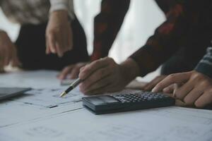 reunión de trabajo en equipo de ingenieros, trabajo de dibujo en la reunión de planos para el trabajo del proyecto con un socio en la construcción de modelos y herramientas de ingeniería en el concepto de sitio de trabajo, construcción y estructura. foto