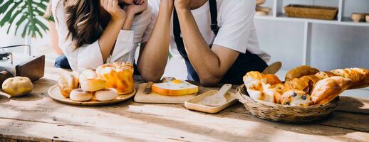 contento joven adulto Pareja haciendo desayuno y Bebiendo café juntos en acogedor hogar cocina en Mañana a hogar. preparando comida y sonriente. estilo de vida, ocio y amor concepto. foto