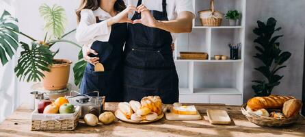 contento joven adulto Pareja haciendo desayuno y Bebiendo café juntos en acogedor hogar cocina en Mañana a hogar. preparando comida y sonriente. estilo de vida, ocio y amor concepto. foto