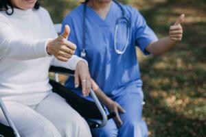 asiático joven mujer enfermero a enfermería hogar tomar cuidado discapacitado mayor hombre. cuidador médico servir físico terapia para más viejo mayor paciente a ejercicio y práctica caminando en caminante o caña a patio interior. foto