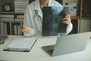 atractivo hembra médico hacer en línea vídeo llamada consultar paciente en ordenador portátil. médico asistente joven mujer terapeuta videoconferencia a web cámara. telemedicina concepto. en línea médico cita. foto