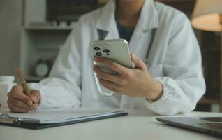 atractivo hembra médico hacer en línea vídeo llamada consultar paciente en ordenador portátil. médico asistente joven mujer terapeuta videoconferencia a web cámara. telemedicina concepto. en línea médico cita. foto