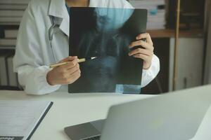 atractivo hembra médico hacer en línea vídeo llamada consultar paciente en ordenador portátil. médico asistente joven mujer terapeuta videoconferencia a web cámara. telemedicina concepto. en línea médico cita. foto