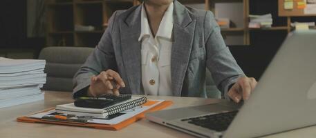 empresario empresario asiático y mujer de negocios discutiendo un nuevo proyecto de negocios en tableta en una reunión moderna en una oficina moderna, concepto casual de negocios asiáticos. foto