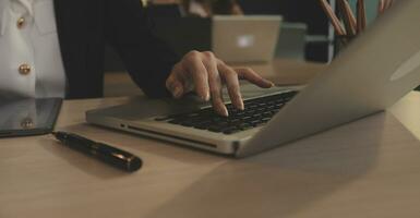 empresario empresario asiático y mujer de negocios discutiendo un nuevo proyecto de negocios en tableta en una reunión moderna en una oficina moderna, concepto casual de negocios asiáticos. foto