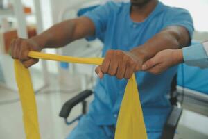 fisioterapia apoyo, extensión banda y enfermero con mayor hombre para físico terapia, rehabilitación y cuidado de la salud ayuda. negro mujer quiropráctico o fisioterapia médico consultante mayor paciente foto