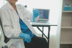 investigadores de atención médica que trabajan en el laboratorio de ciencias de la vida. joven científica investigadora y supervisora masculina senior preparando y analizando portaobjetos de microscopio en el laboratorio de investigación. foto