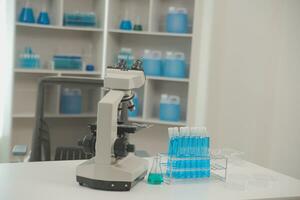 investigadores de atención médica que trabajan en el laboratorio de ciencias de la vida. joven científica investigadora y supervisora masculina senior preparando y analizando portaobjetos de microscopio en el laboratorio de investigación. foto