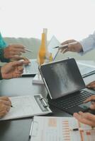 grupo de doctores leyendo un documento en reunión habitación a hospital foto