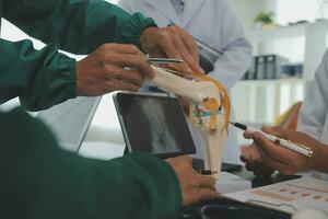 grupo de doctores leyendo un documento en reunión habitación a hospital foto