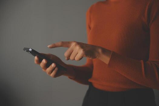 mujer de negocios asiática que usa una computadora portátil y trabaja en la oficina con un documento de calculadora en el escritorio, planificando el análisis del informe financiero, la inversión del plan de negocios, el concepto de análisis financiero. foto