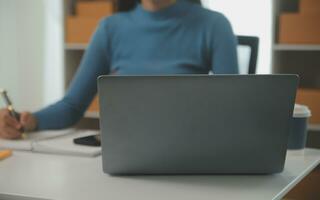 mujer de negocios puesta en marcha empresaria de pequeña empresa sme éxito. mujer independiente que trabaja en casa con entrega de paquetes en línea. concepto de entrega de pymes y embalajes foto