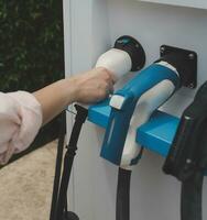 ev cargando estación para eléctrico coche en concepto de verde energía y eco poder producido desde sostenible fuente a suministro a cargador estación en orden a reducir co2 emisión . foto