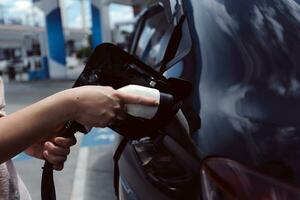 ev cargando estación para eléctrico coche en concepto de verde energía y eco poder producido desde sostenible fuente a suministro a cargador estación en orden a reducir co2 emisión . foto