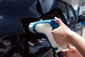 ev cargando estación para eléctrico coche en concepto de verde energía y eco poder producido desde sostenible fuente a suministro a cargador estación en orden a reducir co2 emisión . foto