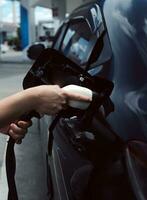 ev cargando estación para eléctrico coche en concepto de verde energía y eco poder producido desde sostenible fuente a suministro a cargador estación en orden a reducir co2 emisión . foto