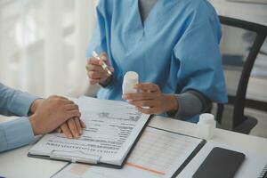 doctores, enfermero o ordenador portátil en noche trabajo en equipo, médico investigación o cirugía planificación en bienestar hospital. hablando, pensando o cuidado de la salud mujer en tecnología para colaboración ayuda o vida seguro aplicación foto