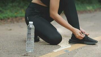 Bebiendo agua, aptitud y ejercicio mujer después Deportes correr y formación en naturaleza. ejercicio, excursionismo y caminando desafío con un botella de un hembra corredor en verano Listo para corriendo para salud video