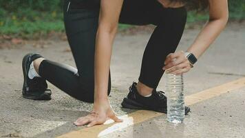 Bebiendo agua, aptitud y ejercicio mujer después Deportes correr y formación en naturaleza. ejercicio, excursionismo y caminando desafío con un botella de un hembra corredor en verano Listo para corriendo para salud video