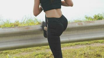 giovane fitness donna corridore allungamento gambe prima correre su città video