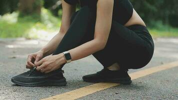 jovem ginástica mulher corredor alongamento pernas antes corre em cidade video
