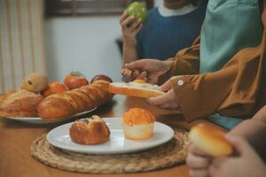 caucásico atractivo Pareja horneando panadería con hijo en cocina a hogar. contento padre de familia, madre y joven chico teniendo divertido gasto hora juntos utilizando ingrediente haciendo alimentos actividad relación. foto