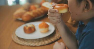 caucásico atractivo Pareja horneando panadería con hijo en cocina a hogar. contento padre de familia, madre y joven chico teniendo divertido gasto hora juntos utilizando ingrediente haciendo alimentos actividad relación. foto