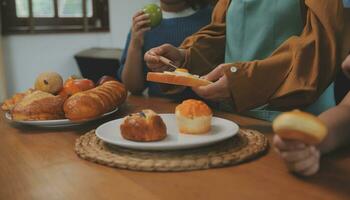 caucásico atractivo Pareja horneando panadería con hijo en cocina a hogar. contento padre de familia, madre y joven chico teniendo divertido gasto hora juntos utilizando ingrediente haciendo alimentos actividad relación. foto