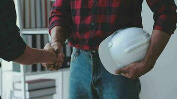 imagem do equipe engenheiro Verificações construção plantas em Novo projeto com Engenharia Ferramentas às escrivaninha dentro escritório. video