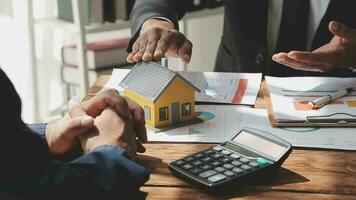 Immobilienmakler liefert dem Kunden ein Muster eines Musterhauses, Hypothekendarlehensvertrag, Leasing und Kauf und Verkauf von Haus- und Wohnungsversicherungs-Hypothekendarlehenskonzept video