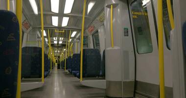 passageiros obtendo em a metrô trem video