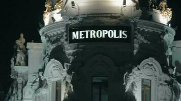 Nacht Aussicht von Metropole Gebäude, Fassade Einzelheiten. Wahrzeichen von Madrid, Spanien video