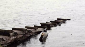 Regen Tropfen fallen auf ein Seebrücke video