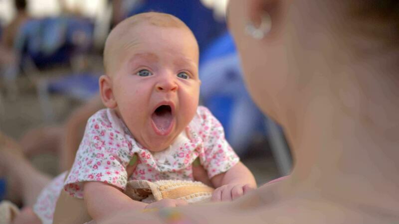 Mutter mit Baby Tochter entspannend beim das Strand 30552345 Stock-Video bei Vecteezy