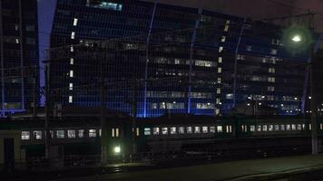 woon-werkverkeer door trein avond reis in de stad video