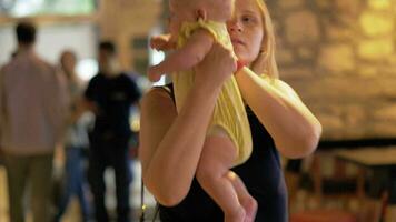 kvinna med stygg bebis i Kafé video