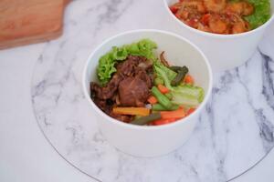 tailandés alimento, tailandés estilo mezclado vegetal ensalada con carne de res. foto