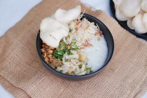 arroz gachas de avena con pollo, indonesio estilo comida foto