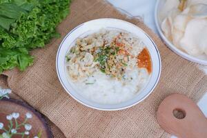 arroz gachas de avena con pollo, indonesio estilo comida foto