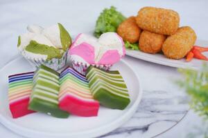 frito croquetas, esponja magdalena y arco iris pegajoso capa pastel indonesio tradicional postre foto