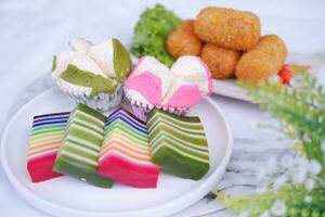 frito croquetas, esponja magdalena y arco iris pegajoso capa pastel indonesio tradicional postre foto