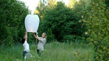 familie vliegend een brand lantaarn in de bossen video