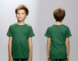 frente y espalda puntos de vista de un pequeño chico vistiendo un verde camiseta. ai generado foto