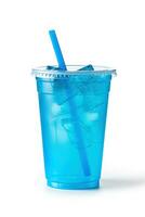 azul bebida en un el plastico taza aislado en un blanco antecedentes. tomar lejos bebidas concepto. ai generado foto