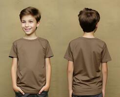 frente y espalda puntos de vista de un pequeño chico vistiendo un marrón camiseta. ai generado foto