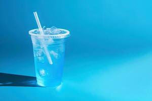 azul bebida en un el plastico taza aislado en un azul antecedentes. tomar lejos bebidas concepto con Copiar espacio. ai generado foto